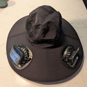 Solar-Powered Black Hat with Fans